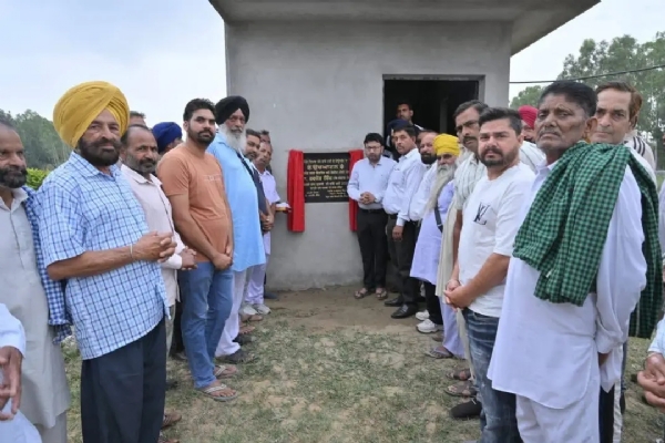 ਨਵੇਂ ਪੀਣ ਵਾਲੇ ਪਾਣੀ ਦੇ ਟਿਊਬਵੈਲ ਦਾ ਉਦਘਾਟਨ ਕਰਦੇ ਮੰਤਰੀ ਡਾ. ਰਵਜੋਤ ਸਿੰਘ ਨਵੇਂ ਪੀਣ ਵਾਲੇ ਪਾਣੀ ਦੇ ਟਿਊਬਵੈਲ ਦਾ ਉਦਘਾਟਨ ਕਰਦੇ ਮੰਤਰੀ ਡਾ. ਰਵਜੋਤ ਸਿੰਘ