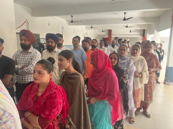 ਵੋਟ ਪਾਉਣ ਲਈ ਲਾਈਨ ’ਚ ਲੱਗੇ ਮੋਹਾਲੀ ਨਿਵਾਸੀ। ਵੋਟ ਪਾਉਣ ਲਈ ਲਾਈਨ ’ਚ ਲੱਗੇ ਮੋਹਾਲੀ ਨਿਵਾਸੀ।