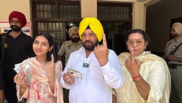 ਕੈਬਨਿਟ ਮੰਤਰੀ ਹਰਭਜਨ ਸਿੰਘ ਈ.ਟੀ.ਓ. ਨੇ ਪਰਿਵਾਰ ਸਮੇਤ ਆਮ ਵੋਟਰ ਦੀ ਤਰ੍ਹਾਂ ਵੋਟ ਪਾਈ ਕੈਬਨਿਟ ਮੰਤਰੀ ਹਰਭਜਨ ਸਿੰਘ ਈ.ਟੀ.ਓ. ਨੇ ਪਰਿਵਾਰ ਸਮੇਤ ਆਮ ਵੋਟਰ ਦੀ ਤਰ੍ਹਾਂ ਵੋਟ ਪਾਈ