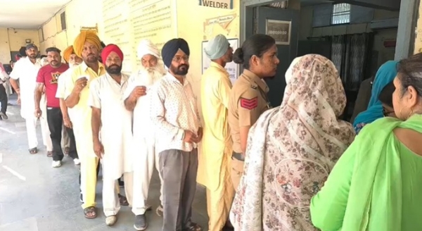 ਲਾਈਨ ਵਿੱਚ ਲੱਗੇ ਵੋਟਰ ਲਾਈਨ ਵਿੱਚ ਲੱਗੇ ਵੋਟਰ