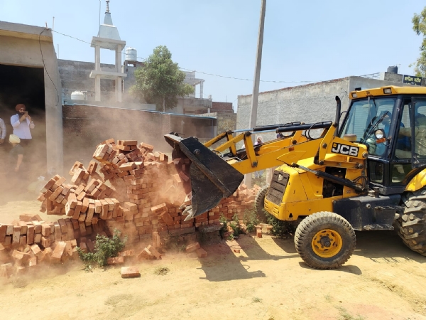 ਅਣਅਧਿਕਾਰਤ ਕਲੋਨੀਆਂ ’ਤੇ ਚਲਦਾ ਪ੍ਰਸ਼ਾਸਨ ਦਾ ਪੀਲਾ ਪੰਜਾ। ਅਣਅਧਿਕਾਰਤ ਕਲੋਨੀਆਂ ’ਤੇ ਚਲਦਾ ਪ੍ਰਸ਼ਾਸਨ ਦਾ ਪੀਲਾ ਪੰਜਾ।