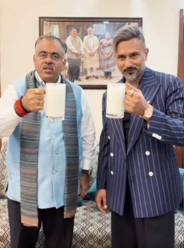 ਪ੍ਰਸਿੱਧ ਗਾਇਕ ਹਨੀ ਸਿੰਘ ਤੇ ਤਰੁਣ ਚੁੱਘ ਪ੍ਰਸਿੱਧ ਗਾਇਕ ਹਨੀ ਸਿੰਘ ਤੇ ਤਰੁਣ ਚੁੱਘ