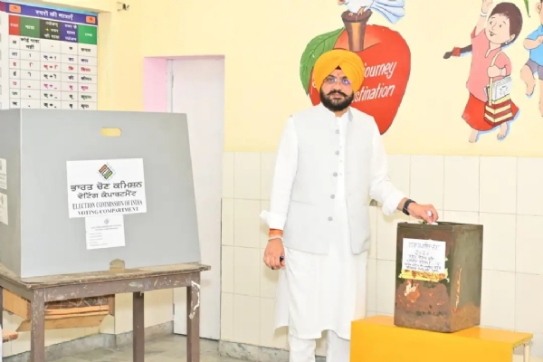 ਵੋਟ ਪਾਉਂਦੇ ਹੋਏ ਮੰਤਰੀ ਤਰੁਨਪ੍ਰੀਤ ਸੌਂਦ ਵੋਟ ਪਾਉਂਦੇ ਹੋਏ ਮੰਤਰੀ ਤਰੁਨਪ੍ਰੀਤ ਸੌਂਦ