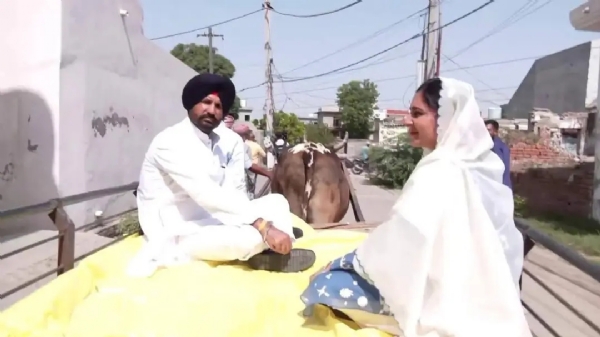 ਗੱਡੇ ’ਤੇ ਵੋਟ ਪਾਉਣ ਜਾਂਦੇ ਰਾਜਾ ਵੜਿੰਗ ਅਤੇ ਉਨ੍ਹਾਂ ਦੀ ਪਤਨੀ ਗੱਡੇ ’ਤੇ ਵੋਟ ਪਾਉਣ ਜਾਂਦੇ ਰਾਜਾ ਵੜਿੰਗ ਅਤੇ ਉਨ੍ਹਾਂ ਦੀ ਪਤਨੀ