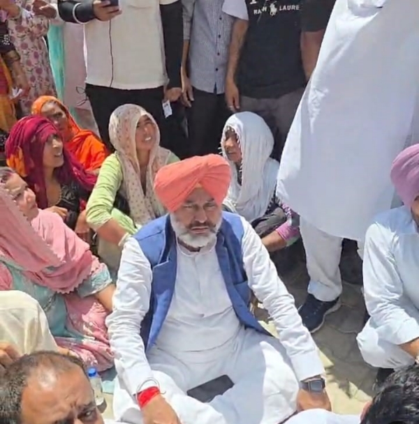 ਧਰਨੇ ’ਤੇ ਬੈਠੇ ਸਾਬਕਾ ਮੰਤਰੀ ਗੁਰਕੀਰਤ ਸਿੰਘ ਧਰਨੇ ’ਤੇ ਬੈਠੇ ਸਾਬਕਾ ਮੰਤਰੀ ਗੁਰਕੀਰਤ ਸਿੰਘ