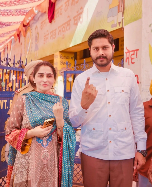 ਵੋਟਰ ਪਾਉਣ ਉਪਰੰਤ ਵਿਧਾਇਕ ਸ਼ੈਰੀ ਕਲਸੀ ਪਤਨੀ ਦੇ ਨਾਲ। ਵੋਟਰ ਪਾਉਣ ਉਪਰੰਤ ਵਿਧਾਇਕ ਸ਼ੈਰੀ ਕਲਸੀ ਪਤਨੀ ਦੇ ਨਾਲ।