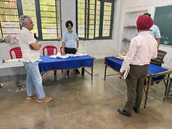 ਪੋਲਿੰਗ ਬੂਥ ਦਾ ਨਿਰੀਖਣ ਕਰਦੇ ਚੋਣ ਅਬਜ਼ਰਵਰ ਹਰਸੁਹਿੰਦਰ ਪਾਲ ਸਿੰਘ ਬਰਾੜ ਪੋਲਿੰਗ ਬੂਥ ਦਾ ਨਿਰੀਖਣ ਕਰਦੇ ਚੋਣ ਅਬਜ਼ਰਵਰ ਹਰਸੁਹਿੰਦਰ ਪਾਲ ਸਿੰਘ ਬਰਾੜ