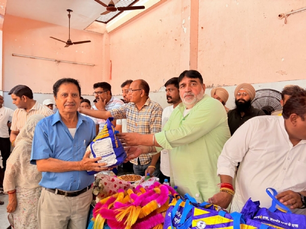 ਰਾਸ਼ਨ ਕਿੱਟ ਵੰਡਦੇ ਹੋਏ ਵਿਧਾਇਕ ਪੱਪੀ ਪਰਾਸ਼ਰ। ਰਾਸ਼ਨ ਕਿੱਟ ਵੰਡਦੇ ਹੋਏ ਵਿਧਾਇਕ ਪੱਪੀ ਪਰਾਸ਼ਰ।