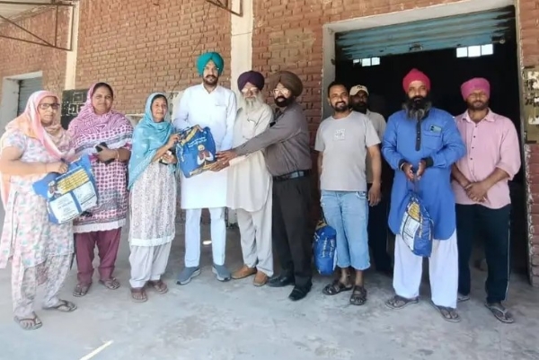 ‘ਮੇਰੀ ਰਸੋਈ’ ਸਕੀਮ ਤਹਿਤ ਰਾਸ਼ਨ ਕਿੱਟਾਂ ਵੰਡਣ ਸਮੇਂ ਚੇਅਰਮੈਨ ਗਿੱਲ