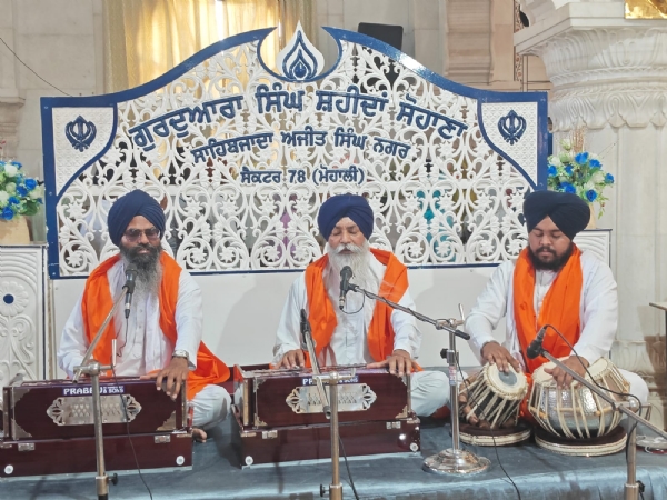 ਕੀਰਤਨ ਕਰਦਾ ਜੱਥਾ।
