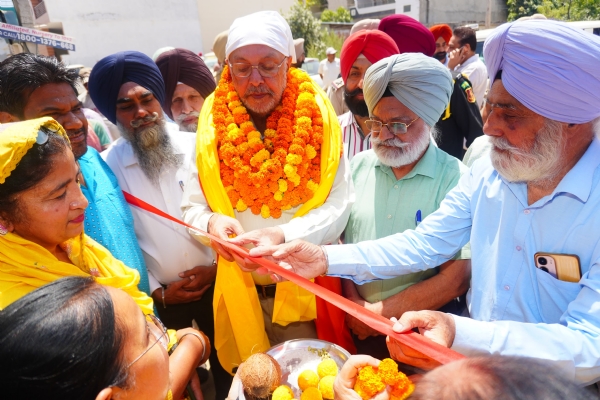 ਸਿਹਤ ਤੇ ਪਰਿਵਾਰ ਭਲਾਈ ਮੰਤਰੀ ਡਾ. ਬਲਬੀਰ ਸਿੰਘ ਪਟਿਆਲਾ ਦੇ ਅਨੰਦ ਨਗਰ ਏ ਵਿਖੇ ਸਟਰੌਮ ਵਾਟਰ ਪਾਈਪਲਾਈਨ ਦੇ ਕੰਮ ਦੀ ਸ਼ੁਰੂਆਤ ਕਰਵਾਉਂਦੇ ਹੋਏ।