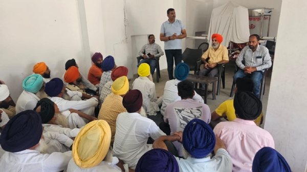 ਕਿਸਾਨਾਂ ਨੂੰ ਜਾਗਰੂਕ ਕਰਦੇ ਹੋਏ। ਕਿਸਾਨਾਂ ਨੂੰ ਜਾਗਰੂਕ ਕਰਦੇ ਹੋਏ।