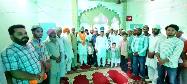 ਮੁਸਲਿਮ ਭਾਈਚਾਰੇ ਨਾਲ ਬਕਰੀਦ ਦੇ ਪਵਿੱਤਰ ਤਿਉਹਾਰ ’ਤੇ ਖੁਸ਼ੀਆਂ ਸਾਂਝੀਆਂ ਕਰਨ ਪੁੱਜੇ ਗੁਰਪ੍ਰੀਤ ਸਿੰਘ ਰਾਜੂ ਖੰਨਾ। ਮੁਸਲਿਮ ਭਾਈਚਾਰੇ ਨਾਲ ਬਕਰੀਦ ਦੇ ਪਵਿੱਤਰ ਤਿਉਹਾਰ ’ਤੇ ਖੁਸ਼ੀਆਂ ਸਾਂਝੀਆਂ ਕਰਨ ਪੁੱਜੇ ਗੁਰਪ੍ਰੀਤ ਸਿੰਘ ਰਾਜੂ ਖੰਨਾ।