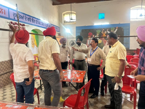 ਜ਼ਿਲ੍ਹਾ ਗੁਰਦਾਸਪੁਰ ਲਈ ਨਿਯੁਕਤ ਚੋਣ ਆਬਜ਼ਰਵਰ ਰਾਕੇਸ਼ ਕੁਮਾਰ ਪੋਪਲੀ ਵਲੋਂ ਸ੍ਰੀ ਹਰਗੋਬਿੰਦਪੁਰ ਸਾਹਿਬ ਅਤੇ ਫਤਿਹਗੜ੍ਹ ਚੂੜੀਆਂ ਵਿਖੇ ਸਟਰਾਂਗ ਰੂਮਾਂ ਦਾ ਨਿਰੀਖਣ ਕੀਤਾ ਗਿਆ ਅਤੇ ਉਨ੍ਹਾਂ ਦੀ ਮੌਜੂਦਗੀ ਵਿੱਚ ਕਾਉਟਿੰਗ ਸਟਾਫ ਦੀ ਰਿਹਰਸਲ ਹੋਈ। ਜ਼ਿਲ੍ਹਾ ਗੁਰਦਾਸਪੁਰ ਲਈ ਨਿਯੁਕਤ ਚੋਣ ਆਬਜ਼ਰਵਰ ਰਾਕੇਸ਼ ਕੁਮਾਰ ਪੋਪਲੀ ਵਲੋਂ ਸ੍ਰੀ ਹਰਗੋਬਿੰਦਪੁਰ ਸਾਹਿਬ ਅਤੇ ਫਤਿਹਗੜ੍ਹ ਚੂੜੀਆਂ ਵਿਖੇ ਸਟਰਾਂਗ ਰੂਮਾਂ ਦਾ ਨਿਰੀਖਣ ਕੀਤਾ ਗਿਆ ਅਤੇ ਉਨ੍ਹਾਂ ਦੀ ਮੌਜੂਦਗੀ ਵਿੱਚ ਕਾਉਟਿੰਗ ਸਟਾਫ ਦੀ ਰਿਹਰਸਲ ਹੋਈ।