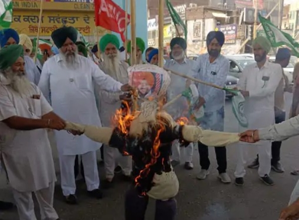 ਰਵਨੀਤ ਬਿਟੂ ਦਾ ਪੁਤਲਾ ਫੂਕਦੇ ਹੋਏ ਕਿਸਾਨ। ਰਵਨੀਤ ਬਿਟੂ ਦਾ ਪੁਤਲਾ ਫੂਕਦੇ ਹੋਏ ਕਿਸਾਨ।