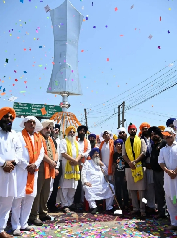 ਸ਼ਹੀਦ ਬਾਬਾ ਦੀਪ ਸਿੰਘ ਜੀ ਦੇ ਨਾਮ ਨਾਲ ਸੁਸ਼ੋਭਿਤ ਹੋਇਆ ਨਲੋਈਆਂ ਚੌਕ ਸੁੰਦਰੀਕਰਨ ਉਪਰੰਤ ਵਿਧਾਇਕ ਬ੍ਰਮ ਸ਼ੰਕਰ ਜਿੰਪਾ ਨੇ ਵਿਧਾਇਕ ਡਾ. ਇਸ਼ਾਂਕ, ਸੰਤ ਮਹਾਪੁਰਸ਼ਾਂ ਅਤੇ ਸੰਗਤ ਦੀ ਮੌਜੂਦਗੀ ’ਚ ਸ਼ਹਿਰਵਾਸੀਆਂ ਨੂੰ ਸਮਰਪਿਤ ਕੀਤਾ ਸ਼ਹੀਦ ਬਾਬਾ ਦੀਪ ਸਿੰਘ ਜੀ ਦੇ ਨਾਮ ਨਾਲ ਸੁਸ਼ੋਭਿਤ ਹੋਇਆ ਨਲੋਈਆਂ ਚੌਕ ਸੁੰਦਰੀਕਰਨ ਉਪਰੰਤ ਵਿਧਾਇਕ ਬ੍ਰਮ ਸ਼ੰਕਰ ਜਿੰਪਾ ਨੇ ਵਿਧਾਇਕ ਡਾ. ਇਸ਼ਾਂਕ, ਸੰਤ ਮਹਾਪੁਰਸ਼ਾਂ ਅਤੇ ਸੰਗਤ ਦੀ ਮੌਜੂਦਗੀ ’ਚ ਸ਼ਹਿਰਵਾਸੀਆਂ ਨੂੰ ਸਮਰਪਿਤ ਕੀਤਾ