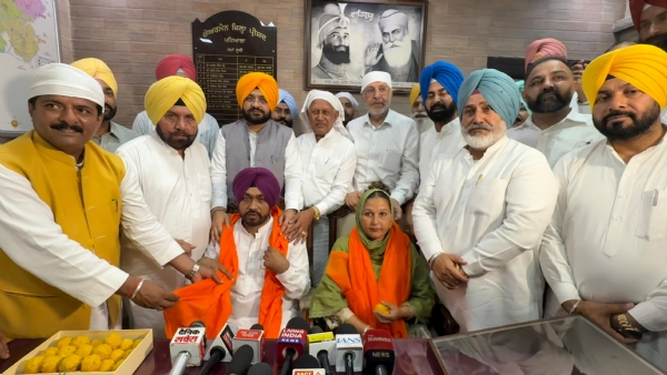 ਗੁਰਦੇਵ ਸਿੰਘ ਟਿਵਾਣਾ ਵੱਲੋਂ ਜ਼ਿਲ੍ਹਾ ਪ੍ਰੀਸ਼ਦ ਦੇ ਚੇਅਰਮੈਨ ਦਾ ਅਹੁਦਾ ਸੰਭਾਲਣ ਮੌਕੇ ਵਧਾਈ ਦਿੰਦੇ ਹੋਏ ਕੈਬਨਿਟ ਮੰਤਰੀ ਤਰੁਨਪ੍ਰੀਤ ਸਿੰਘ ਸੌਂਦ, ਡਾ. ਬਲਬੀਰ ਸਿੰਘ ਤੇ ਬਰਿੰਦਰ ਗੋਇਲ, ਚੇਅਰਮੈਨ ਹਰਚੰਦ ਸਿੰਘ ਬਰਸਟ, ਵਿਧਾਇਕ ਚੇਤਨ ਸਿੰਘ ਜੌੜਾਮਾਜਰਾ ਅਤੇ ਕੁਲਵੰਤ ਸਿੰਘ ਬਾਜ਼ੀਗਰ ਤੇ ਹੋਰ ਵੀ ਨਜ਼ਰ ਆ ਰਹੇ ਹਨ।