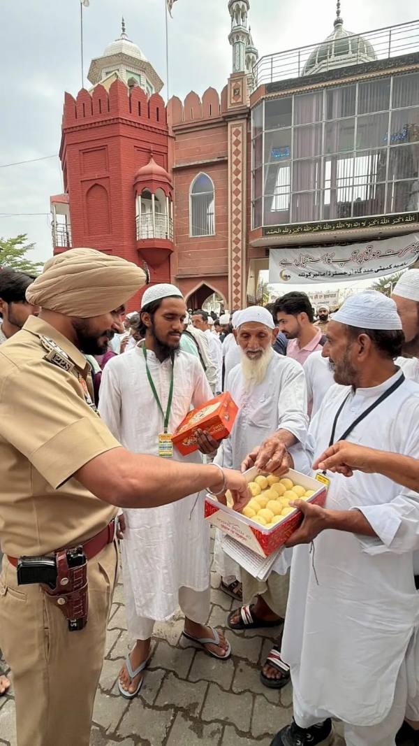 ਈਦ ਮੌਕੇ ਪੁਲਿਸ ਮੁਲਾਜ਼ਮ ਮੂੰਹ ਮਿੱਠਾ ਕਰਦੇ ਹੋਏ। ਈਦ ਮੌਕੇ ਪੁਲਿਸ ਮੁਲਾਜ਼ਮ ਮੂੰਹ ਮਿੱਠਾ ਕਰਦੇ ਹੋਏ।