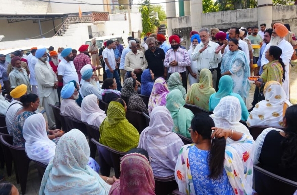 ਲੋਕਾਂ ਨਾਲ ਗੱਲਬਾਤ ਕਰਦੇ ਸਿਹਤ ਮੰਤਰੀ ਡਾ. ਬਲਬੀਰ ਸਿੰਘ ਲੋਕਾਂ ਨਾਲ ਗੱਲਬਾਤ ਕਰਦੇ ਸਿਹਤ ਮੰਤਰੀ ਡਾ. ਬਲਬੀਰ ਸਿੰਘ