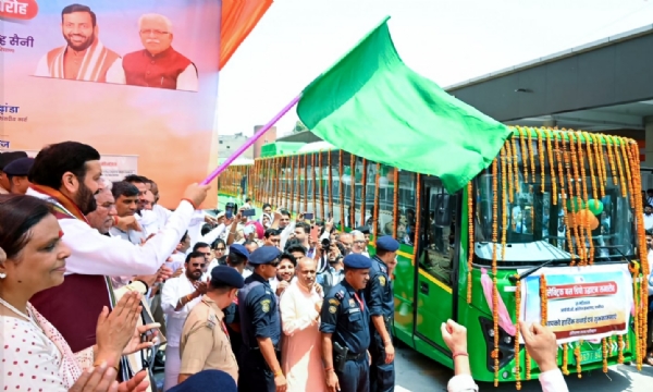 ਬੱਸ ਰਵਾਨਾ ਕਰਦੇ ਹੋਏ ਮੁੱਖ ਮੰਤਰੀ ਨਾਇਬ ਸਿੰਘ ਸੈਣੀ। ਬੱਸ ਰਵਾਨਾ ਕਰਦੇ ਹੋਏ ਮੁੱਖ ਮੰਤਰੀ ਨਾਇਬ ਸਿੰਘ ਸੈਣੀ।