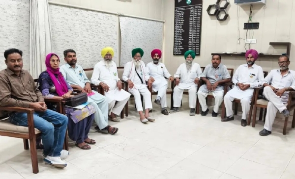 ਮੀਟਿੰਗ ਦੌਰਾਨ ਕੁੱਲ ਹਿੰਦ ਕਿਸਾਨ ਸਭਾ ਦੇ ਅਹੁਦੇਦਾਰ ਅਤੇ ਮੈਂਬਰ।