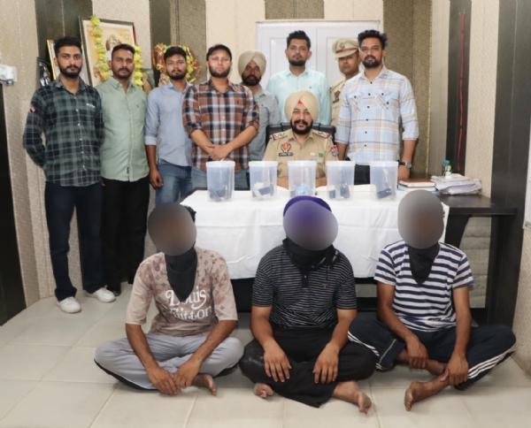 ਗ੍ਰਿਫ਼ਤਾਰ ਮੁਲਜ਼ਮਾਂ ਬਾਰੇ ਜਾਣਕਾਰੀ ਦਿੰਦੇ ਹੋਏ ਅਧਿਕਾਰੀ। ਗ੍ਰਿਫ਼ਤਾਰ ਮੁਲਜ਼ਮਾਂ ਬਾਰੇ ਜਾਣਕਾਰੀ ਦਿੰਦੇ ਹੋਏ ਅਧਿਕਾਰੀ।