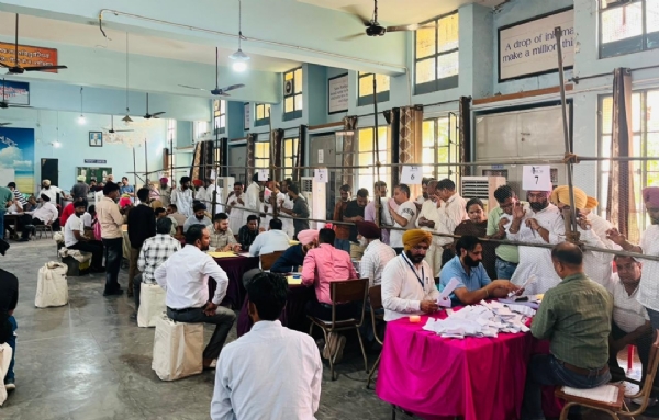 वोटों की गिनती करते हुए चुनाव अधिकारी।