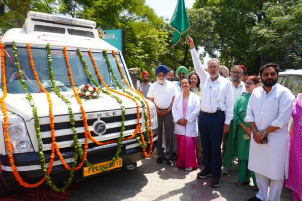 ਸਿਹਤ ਮੰਤਰੀ ਡਾ. ਬਲਬੀਰ ਸਿੰਘ ਵੱਲੋਂ ਪਟਿਆਲਾ ਵਾਸੀਆਂ ਨੂੰ 24 ਘੰਟੇ ਸਿਹਤ ਸਹੂਲਤਾਂ ਉਪਲਬਧ ਕਰਵਾਉਣ ਦੇ ਉਦੇਸ਼ ਨਾਲ ਮੋਬਾਈਲ ਮੈਡੀਕਲ ਯੂਨਿਟ ਨੂੰ ਹਰੀ ਝੰਡੀ ਦੇ ਕੇ ਰਵਾਨਾ ਕੀਤਾ ਗਿਆ