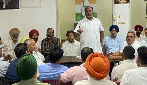 ਬਠਿੰਡਾ ਕਾਂਗਰਸ ਦੀ ਮੀਟਿੰਗ ਨੂੰ ਸੰਬੋਧਨ ਕਰਦੇ ਹੋਏ ਪਾਰਟੀ ਆਗੂ।