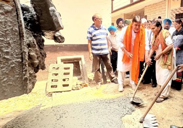 ਵਿਧਾਇਕ ਪਰਾਸ਼ਰ ਨੇ ਹਰੀ ਕਰਤਾਰ ਕਲੋਨੀ ਵਿੱਚ ਸੜਕਾਂ ਦੇ ਪੁਨਰ ਨਿਰਮਾਣ ਲਈ 98 ਲੱਖ ਰੁਪਏ ਦੇ ਪ੍ਰੋਜੈਕਟ ਦਾ ਕੀਤਾ ਉਦਘਾਟਨ