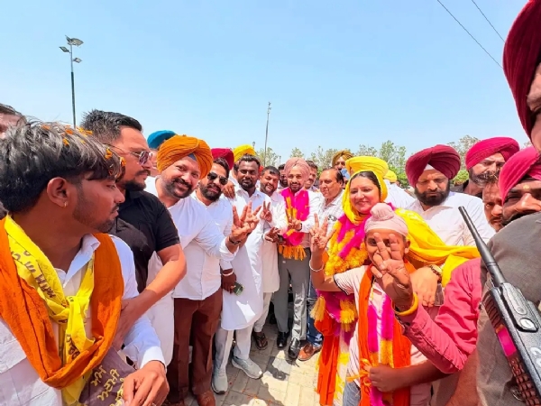 ਜਿੱਤ ਦਾ ਜਸ਼ਨ ਮਨਾਉਂਦੇ ਓ.ਐਸ.ਡੀ. ਸੁਖਵੀਰ ਸਿੰਘ ਅਤੇ ਪਾਰਟੀ ਵਰਕਰ