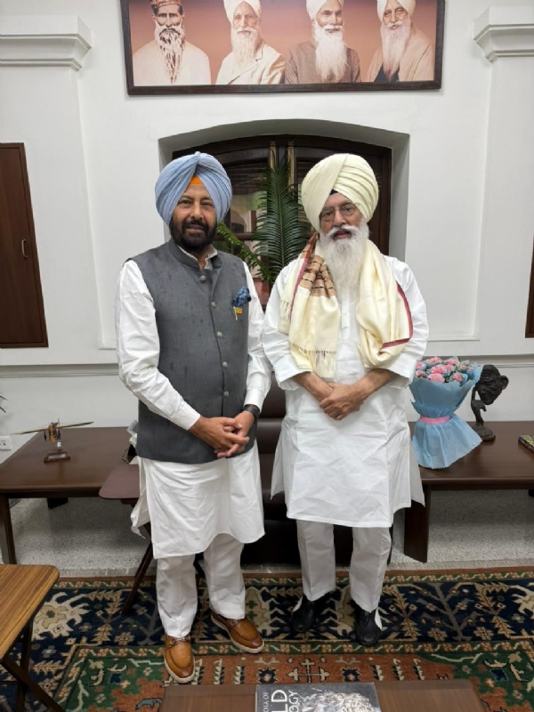 ਭਾਜਪਾ ਸੂਬਾ ਪ੍ਰਧਾਨ ਕੇਵਲ ਸਿੰਘ ਢਿੱਲੋਂ ਡੇਰਾ ਬਿਆਸ ਦੇ ਮੁਖੀ ਬਾਬਾ ਗੁਰਿੰਦਰ ਸਿੰਘ ਢਿੱਲੋਂ ਨਾਲ।