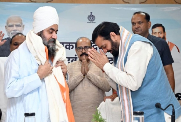 ਬਾਬਾ ਜਸਦੀਪ ਸਿੰਘ ਨੂੰ ਫਤਿਹ ਬੁਲਾਉਂਦੇ ਹੋਏ ਮੁੱਖ ਮੰਤਰੀ ਨਾਇਬ ਸਿੰਘ ਸੈਣੀ।