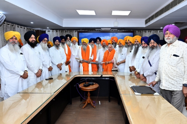ਸੇਵਾ ਮੁਕਤ ਅਧਿਕਾਰੀਆਂ ਦਾ ਸਨਮਾਨ ਕਰਦੇ ਹੋਏ। ਸੇਵਾ ਮੁਕਤ ਅਧਿਕਾਰੀਆਂ ਦਾ ਸਨਮਾਨ ਕਰਦੇ ਹੋਏ।