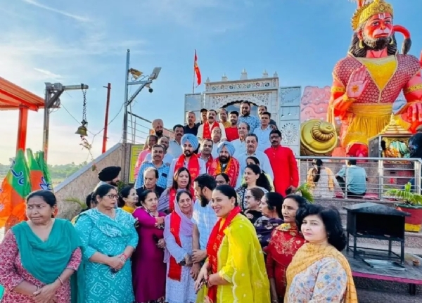 ਨਵ-ਨਿਯੁਕਤ ਸੂਬਾ ਪ੍ਰਧਾਨ ਕੇਵਲ ਸਿੰਘ ਢਿੱਲੋਂ ਦਾ ਸਵਾਗਤ ਕਰਦੇ ਭਾਜਪਾ ਵਰਕਰ