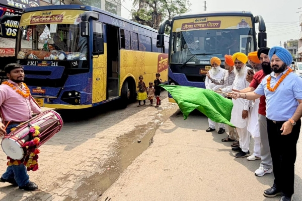ਵਾਰਡ ਨੰਬਰ 46 ਦੇ ਸ਼ੇਰਾ ਵਾਲਾ ਗੇਟ ਤੋਂ ਸ਼ਰਧਾਲੂਆਂ ਦੀ ਬੱਸ ਨੂੰ ਰਵਾਨਾ ਕਰਦੇ ਵਿਧਾਇਕ ਅਜੀਤਪਾਲ ਸਿੰਘ ਕੋਹਲੀ ਵਾਰਡ ਨੰਬਰ 46 ਦੇ ਸ਼ੇਰਾ ਵਾਲਾ ਗੇਟ ਤੋਂ ਸ਼ਰਧਾਲੂਆਂ ਦੀ ਬੱਸ ਨੂੰ ਰਵਾਨਾ ਕਰਦੇ ਵਿਧਾਇਕ ਅਜੀਤਪਾਲ ਸਿੰਘ ਕੋਹਲੀ