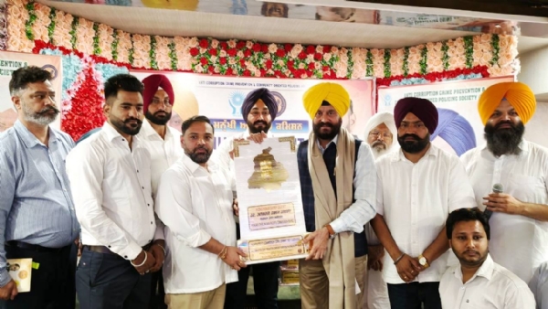 ਪੰਜਾਬ ਰਾਜ ਅਤੇ  ਮਨੁੱਖੀ ਅਧਿਕਾਰ ਕਮਿਸ਼ਨ ਦੇ ਮੈਂਬਰ ਜਤਿੰਦਰ ਸਿੰਘ ਸ਼ੰਟੀ ਨੂੰ ਸਨਮਾਨਿਤ ਕਰਦੇ ਹੋਏ ਪ੍ਰਬੰਧਕ।