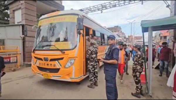 ਲੜਕੇ ਲੜਕੀਆਂ ਨੂੰ ਵਾਪਸ ਲੈ ਜਾ ਰਹੀ ਨੇਪਾਲੀ ਪੁਲਿਸ
