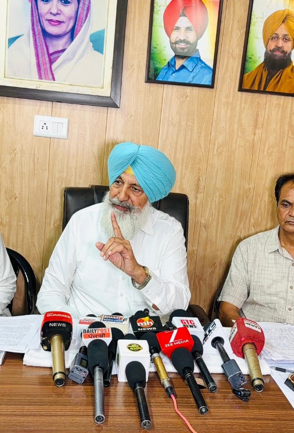 ਬਲਬੀਰ ਸਿੱਧੂ ਪੱਤਰਕਾਰਾਂ ਨਾਲ ਗੱਲਬਾਤ ਕਰਦੇ ਹੋਏ। ਬਲਬੀਰ ਸਿੱਧੂ ਪੱਤਰਕਾਰਾਂ ਨਾਲ ਗੱਲਬਾਤ ਕਰਦੇ ਹੋਏ।