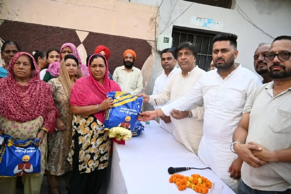 ਵਿਧਾਇਕ ਬ੍ਰਮ ਸ਼ੰਕਰ ਜਿੰਪਾ ਨੇ ਮੁਹੱਲਾ ਸ੍ਰੀ ਗੁਰੂ ਰਵਿਦਾਸ ਨਗਰ ਵਿੱਚ ਕਰਵਾਏ ਪ੍ਰੋਗਰਾਮ ਦੌਰਾਨ ਮੇਰੀ ਰਸੋਈ ਯੋਜਨਾ ਤਹਿਤ ਵਿਸ਼ੇਸ਼ ਰਾਸ਼ਨ ਕਿੱਟਾਂ ਵੰਡੀਆਂ। ਵਿਧਾਇਕ ਬ੍ਰਮ ਸ਼ੰਕਰ ਜਿੰਪਾ ਨੇ ਮੁਹੱਲਾ ਸ੍ਰੀ ਗੁਰੂ ਰਵਿਦਾਸ ਨਗਰ ਵਿੱਚ ਕਰਵਾਏ ਪ੍ਰੋਗਰਾਮ ਦੌਰਾਨ ਮੇਰੀ ਰਸੋਈ ਯੋਜਨਾ ਤਹਿਤ ਵਿਸ਼ੇਸ਼ ਰਾਸ਼ਨ ਕਿੱਟਾਂ ਵੰਡੀਆਂ।