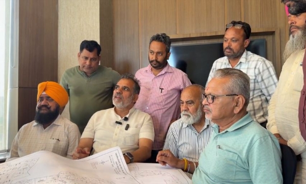 ਸਾਬਕਾ ਵਿਧਾਇਕ ਐਨ.ਕੇ. ਸ਼ਰਮਾ ਪੱਤਰਕਾਰਾਂ ਨਾਲ ਗੱਲਬਾਤ ਕਰਦੇ ਹੋਏ।
