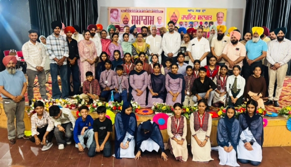 ਸ਼ਿਵ ਕੁਮਾਰ ਬਟਾਲਵੀ ਜੀ ਦੀ 53ਵੀਂ ਬਰਸੀ ਨੂੰ ਸਮਰਪਿਤ ਸਮਾਗਮ ਦੌਰਾਨ ਵਿਧਾਇਕ ਸ਼ੈਰੀ ਕਲਸੀ ਅਤੇ ਹੋਰ ਪਤਵੰਤੇ।