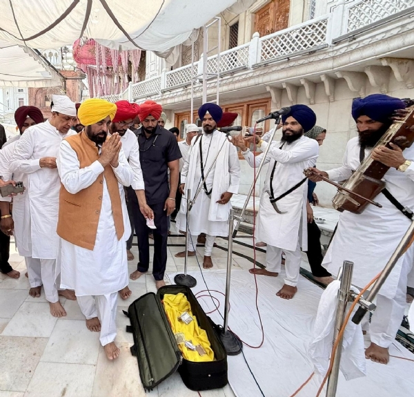ਸ੍ਰੀ ਹਰਿਮੰਦਰ ਸਾਹਿਬ ਵਿਖੇ ਨਤਮਸਤਕ ਹੁੰਦੇ ਹੋਏ ਮੁੱਖ ਮੰਤਰੀ ਭਗਵੰਤ ਸਿੰਘ ਮਾਨ।
