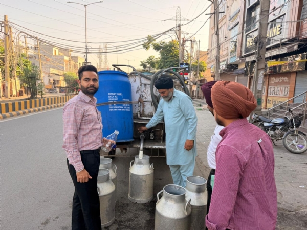 ਦੁੱਧ ਦੇ ਸੈਂਪਲ ਲੈਂਦੇ ਹੋਏ ਅਧਿਕਾਰੀ।