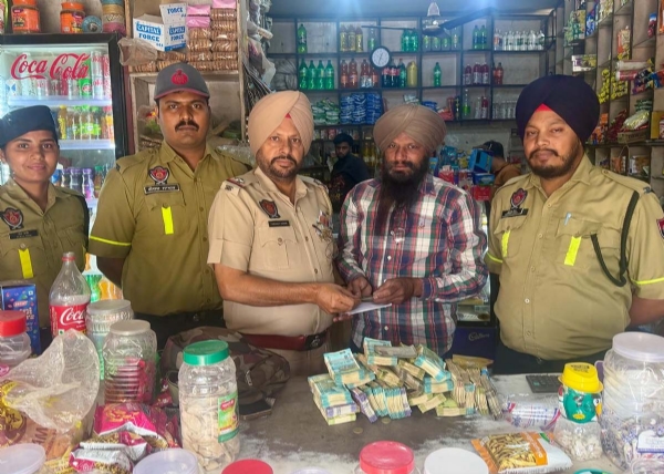 ਏ.ਐਸ.ਆਈ ਪਰਮਜੀਤ ਕੁਮਾਰ ਅਤੇ ਬਾਕੀ ਟੀਮ ਜਗਤਾਰ ਸਿੰਘ ਨੂੰ ਡਿੱਗਿਆ ਹੋਇਆ ਬੈਗ ਮੋੜਦੇ ਹੋਏ।