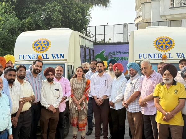 ਲੋਕ ਸੇਵਾ ਲਈ ਦੋ ਫਿਊਨਰਲ ਵੈਨਾਂ ਨੂੰ ਸਮਰਪਿਤ ਕਰਦੇ ਹੋਏ ਡੀ.ਸੀ. ਕੋਮਲ ਮਿੱਤਲ।