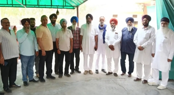 ਮੀਟਿੰਗ ਉਪਰੰਤ ਸ਼੍ਰੋਮਣੀ ਅਕਾਲੀ ਦਲ ਹੁਸ਼ਿਆਰਪੁਰ ਦੇ ਹਲਕਾ ਇੰਚਾਰਜ ਸੰਜੀਵ ਤਲਵਾੜ ਅਤੇ ਹੋਰ ਆਗੂ।