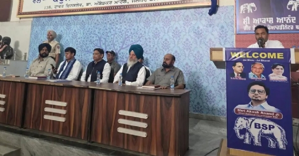 ਮੀਟਿੰਗ ਦੌਰਾਨ ਬਸਪਾ ਪ੍ਰਧਾਨ ਡਾ. ਅਵਤਾਰ ਸਿੰਘ ਕਰੀਮਪੁਰੀ, ਰਾਮ ਜੀ ਗੌਤਮ ਅਤੇ ਵਿਪੁਲ ਕੁਮਾਰ ਅਤੇ ਹੋਰ ਆਗੂ।