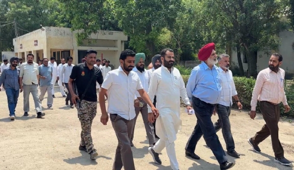 ਫਾਜ਼ਿਲਕਾ ਦੀ ਸਹਿਕਾਰੀ ਖੰਡ ਮਿੱਲ ਦਾ ਦੌਰਾ ਕਰਨ ਸਮੇਂ ਵਿਧਾਇਕ ਸਵਨਾ