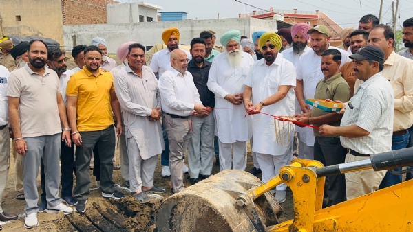 ਨਵੇਂ ਪਾਣੀ ਦੇ ਟਿਊਬਵੈੱਲ ਦੇ ਕੰਮ ਦੀ ਸ਼ੁਰੂਆਤ ਕਰਵਾਉਂਦੇ ਹੋਏ ਵਿਧਾਇਕ ਕੁਲਜੀਤ ਸਿੰਘ ਰੰਧਾਵਾ।